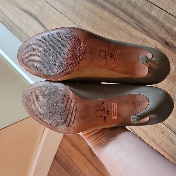 Ann Taylor Taupe Patent Leather Heels - 3.5" Round Toe, Size 7.5M - Picture 11 of 16